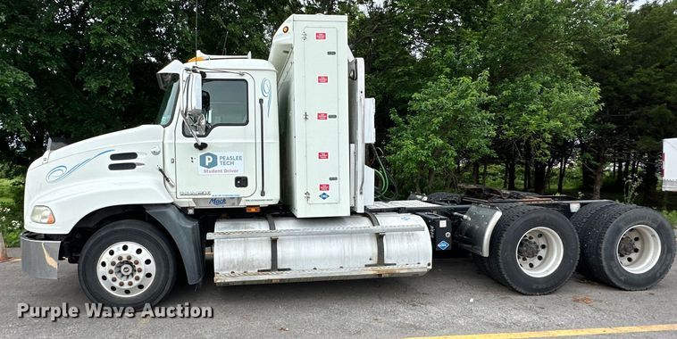 image for item NT9368 2015 Mack Pinnal semi truck