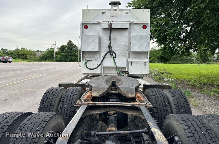 image for item NT9368 2015 Mack Pinnal semi truck