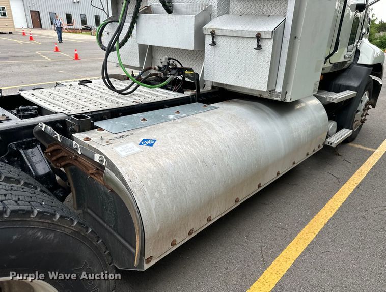 image for item NT9368 2015 Mack Pinnal semi truck