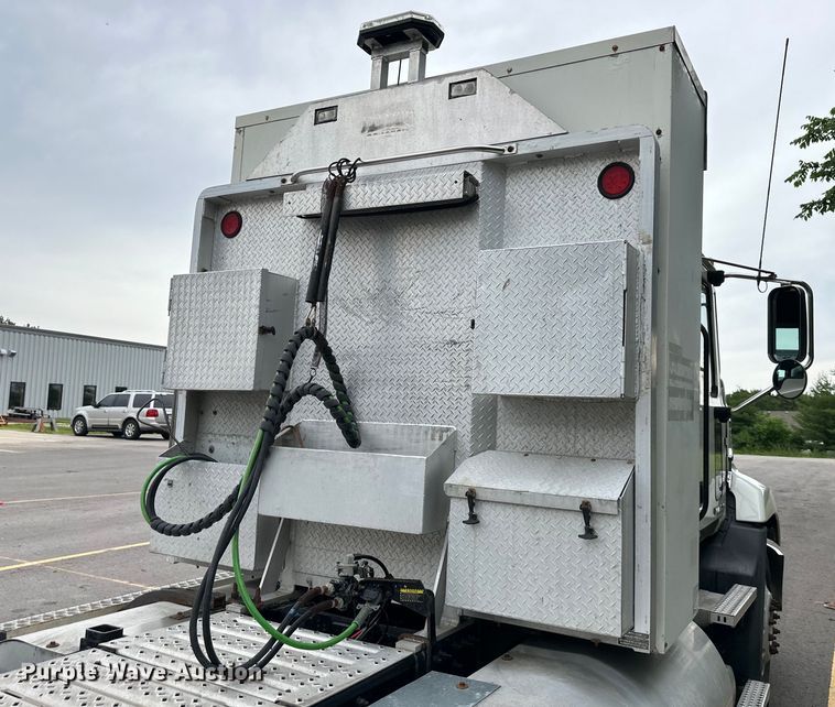 image for item NT9368 2015 Mack Pinnal semi truck