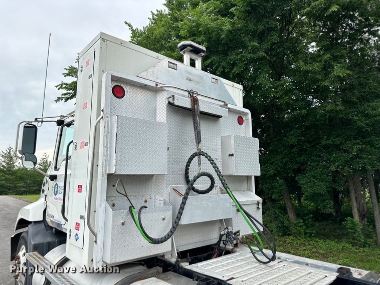 image for item NT9368 2015 Mack Pinnal semi truck