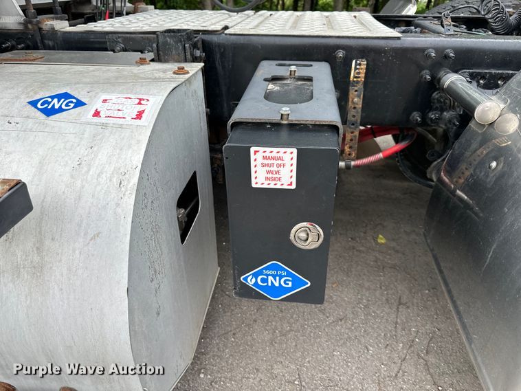 image for item NT9368 2015 Mack Pinnal semi truck