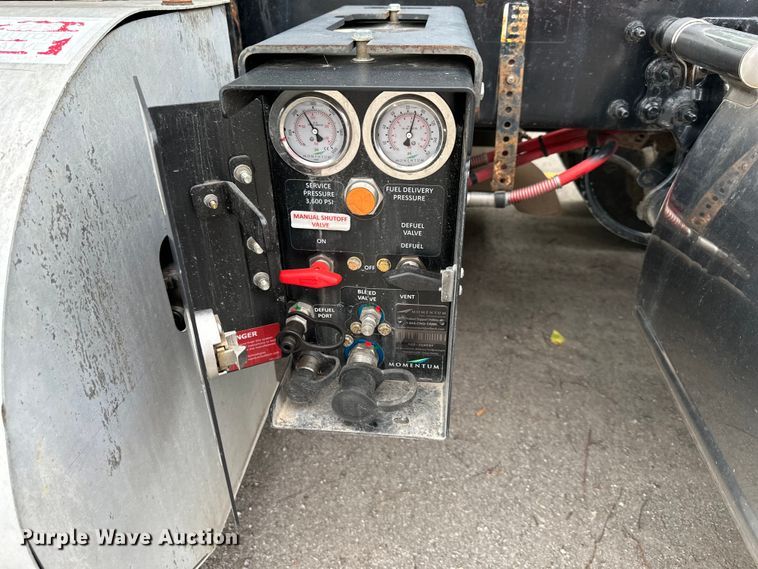 image for item NT9368 2015 Mack Pinnal semi truck