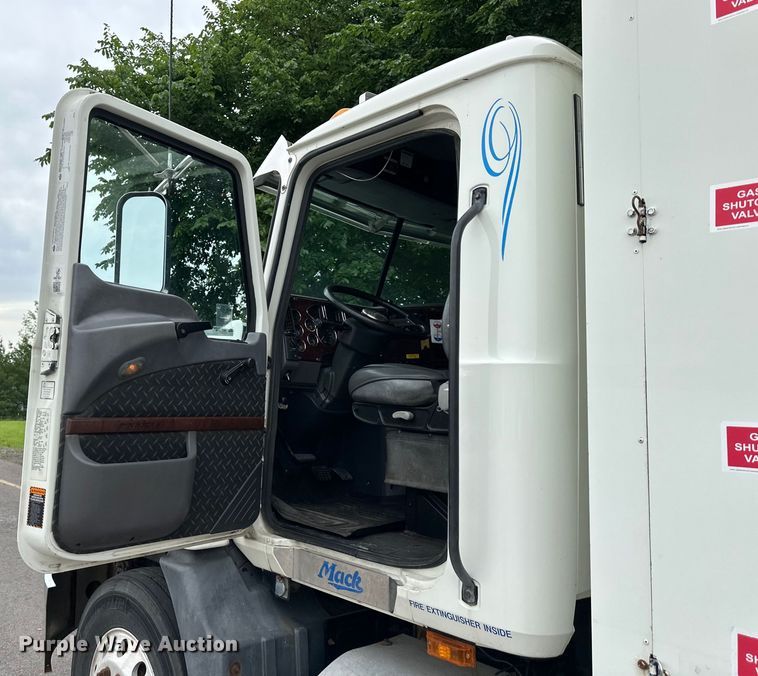 image for item NT9368 2015 Mack Pinnal semi truck