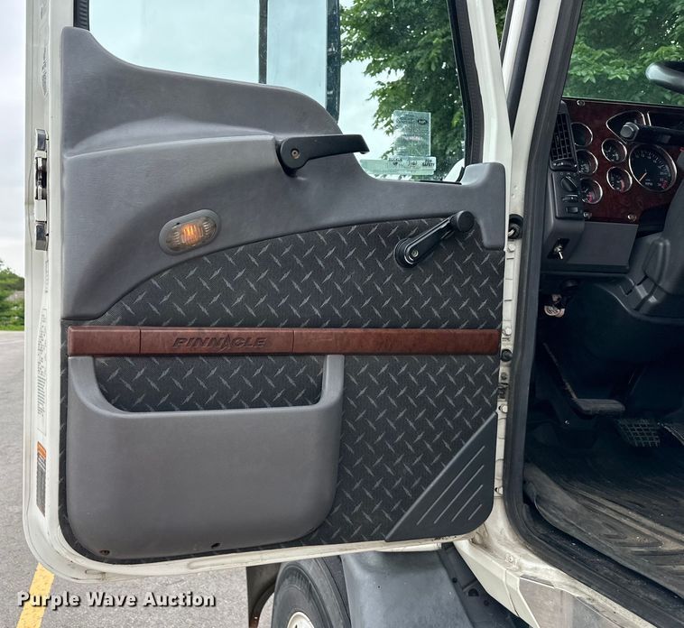 image for item NT9368 2015 Mack Pinnal semi truck