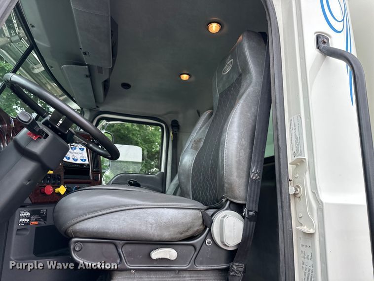 image for item NT9368 2015 Mack Pinnal semi truck