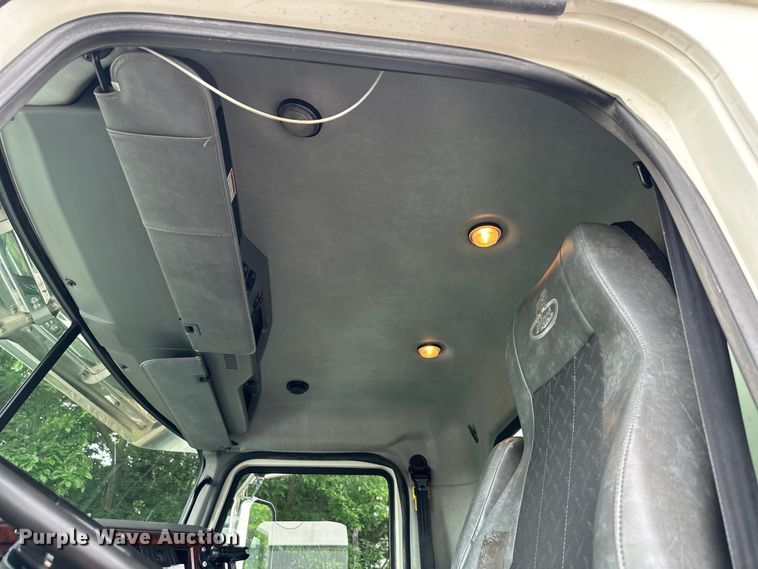 image for item NT9368 2015 Mack Pinnal semi truck