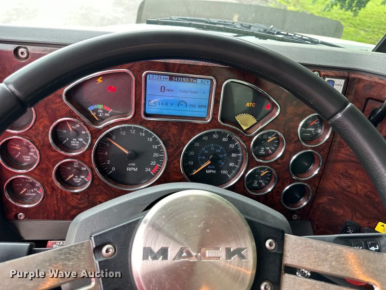 image for item NT9368 2015 Mack Pinnal semi truck