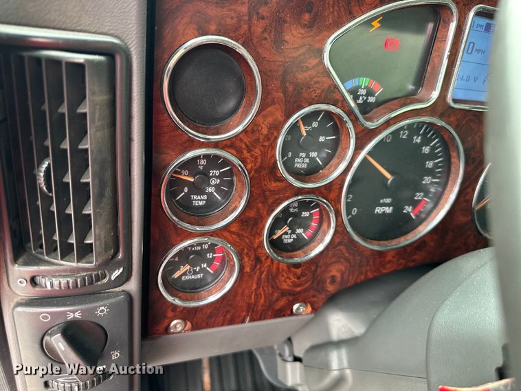 image for item NT9368 2015 Mack Pinnal semi truck