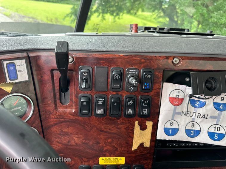 image for item NT9368 2015 Mack Pinnal semi truck