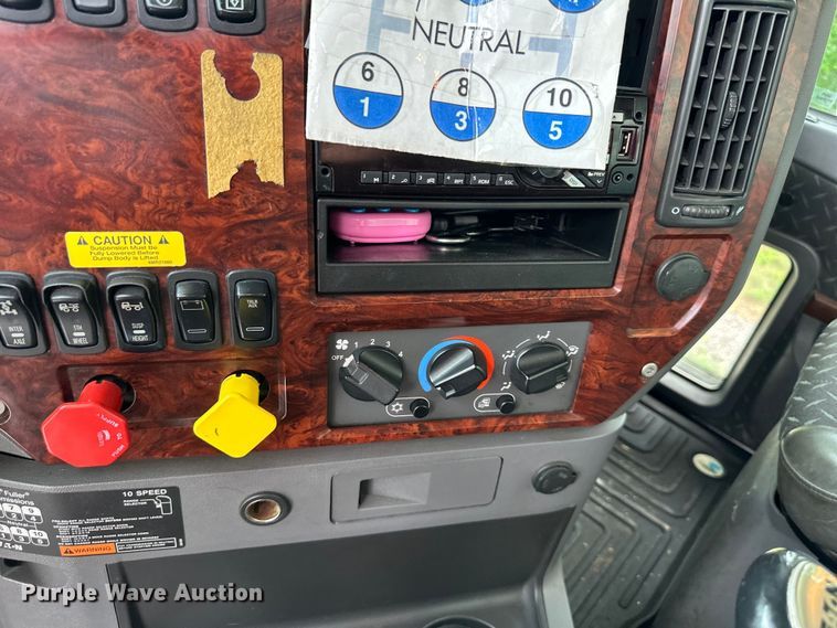 image for item NT9368 2015 Mack Pinnal semi truck