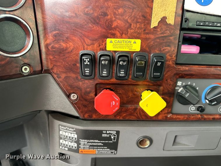 image for item NT9368 2015 Mack Pinnal semi truck