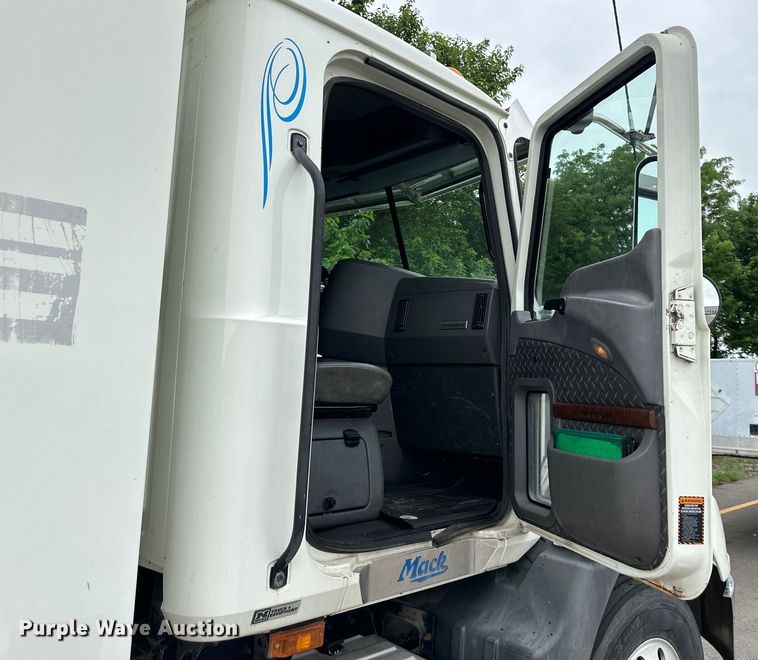 image for item NT9368 2015 Mack Pinnal semi truck