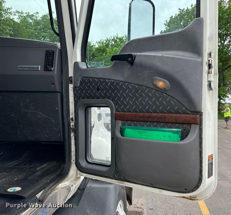 image for item NT9368 2015 Mack Pinnal semi truck