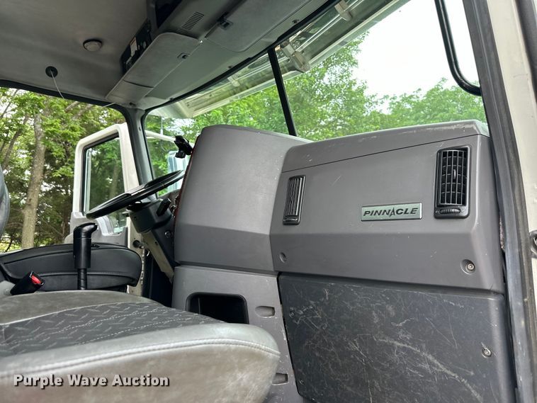 image for item NT9368 2015 Mack Pinnal semi truck