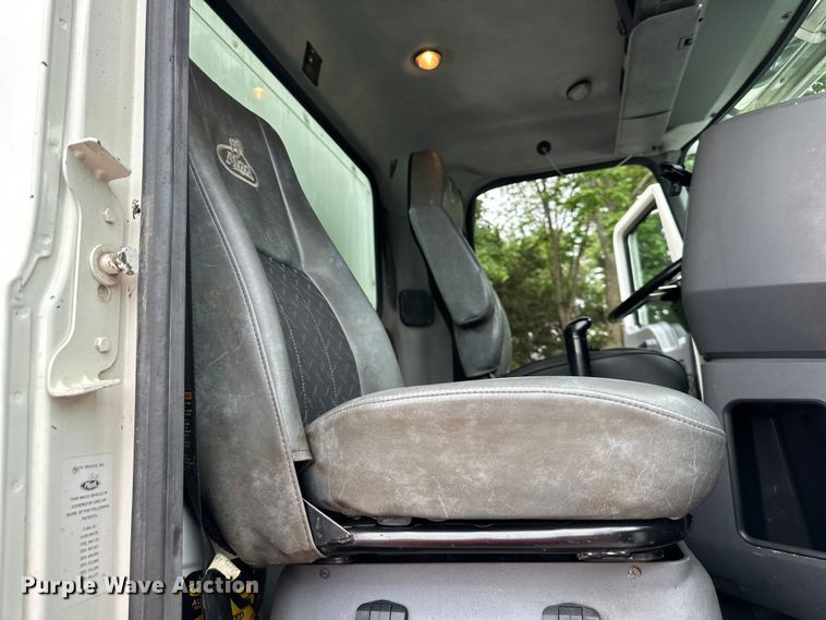 image for item NT9368 2015 Mack Pinnal semi truck