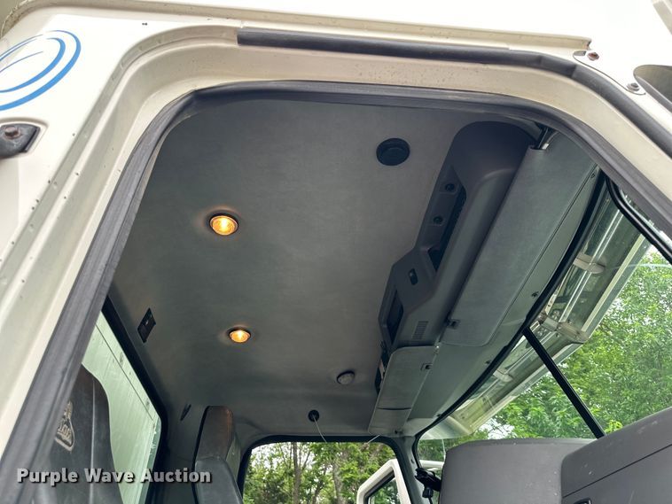 image for item NT9368 2015 Mack Pinnal semi truck