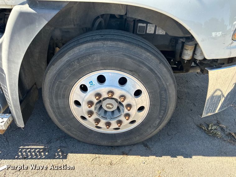 image for item NT9368 2015 Mack Pinnal semi truck