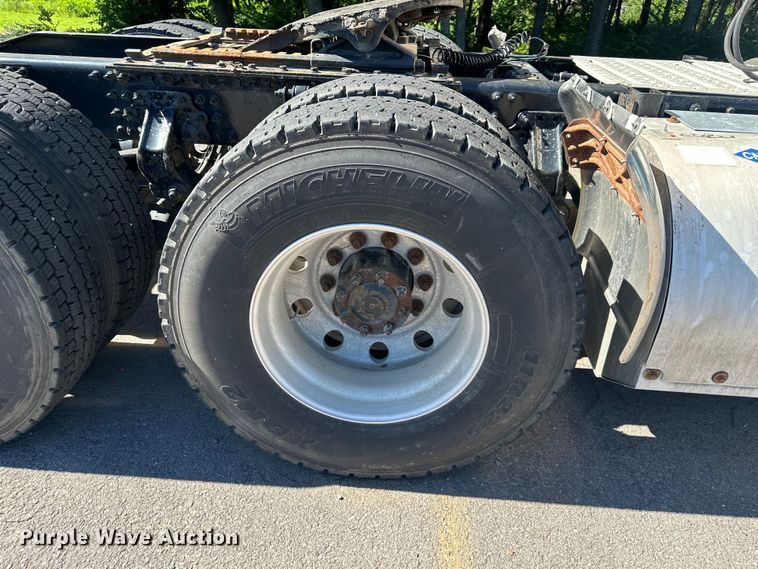 image for item NT9368 2015 Mack Pinnal semi truck