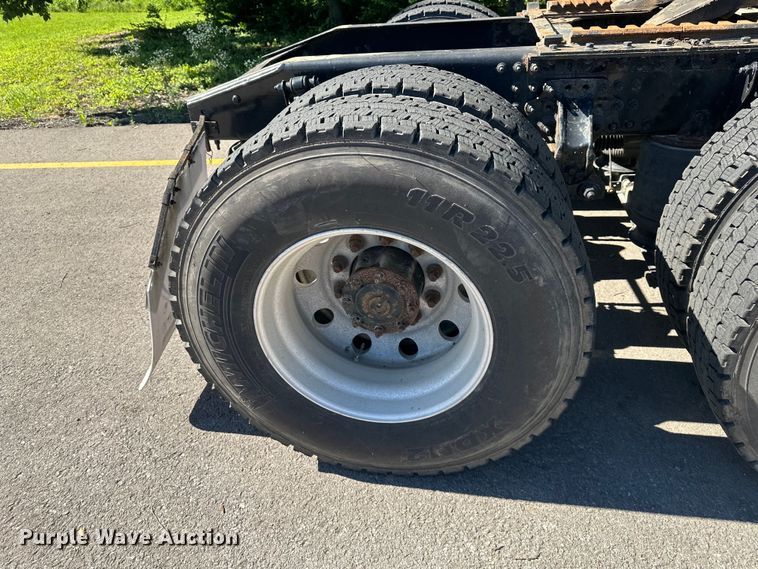 image for item NT9368 2015 Mack Pinnal semi truck