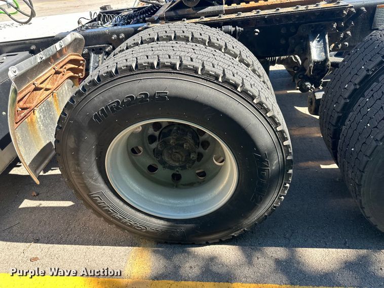 image for item NT9368 2015 Mack Pinnal semi truck