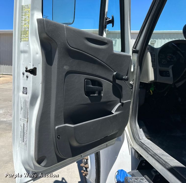 image for item NT9383 2018 International 4300  box truck