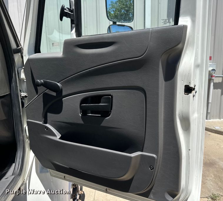 image for item NT9383 2018 International 4300  box truck