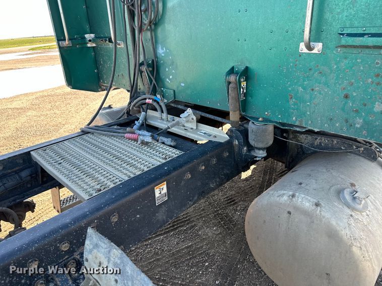 image for item NY9299 2004 Peterbilt 379 semi truck