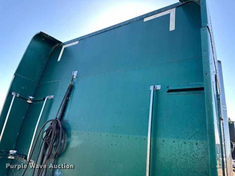 image for item NY9299 2004 Peterbilt 379 semi truck