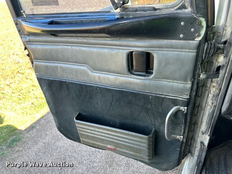 image for item NY9299 2004 Peterbilt 379 semi truck