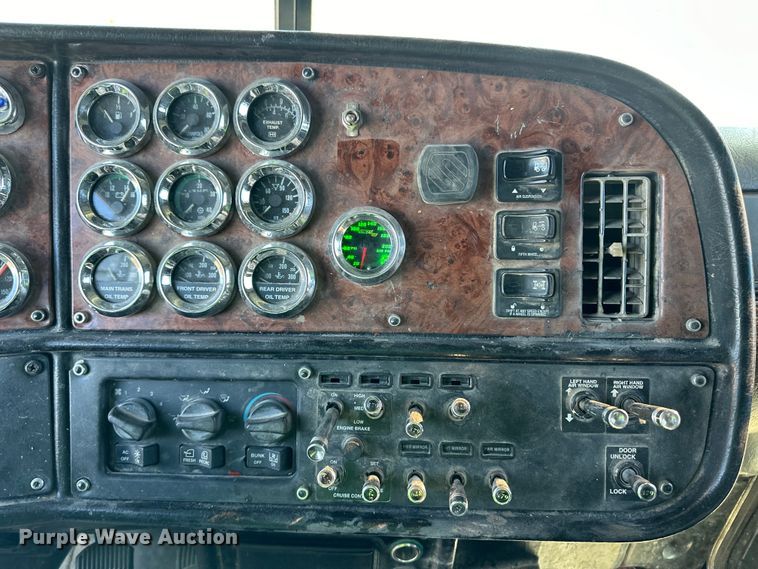 image for item NY9299 2004 Peterbilt 379 semi truck