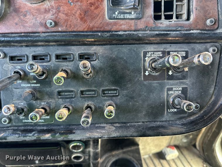 image for item NY9299 2004 Peterbilt 379 semi truck