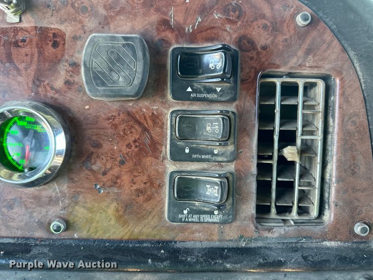 image for item NY9299 2004 Peterbilt 379 semi truck