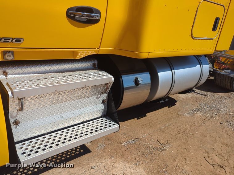 image for item NZ9273 2019 Kenworth  T680 semi truck