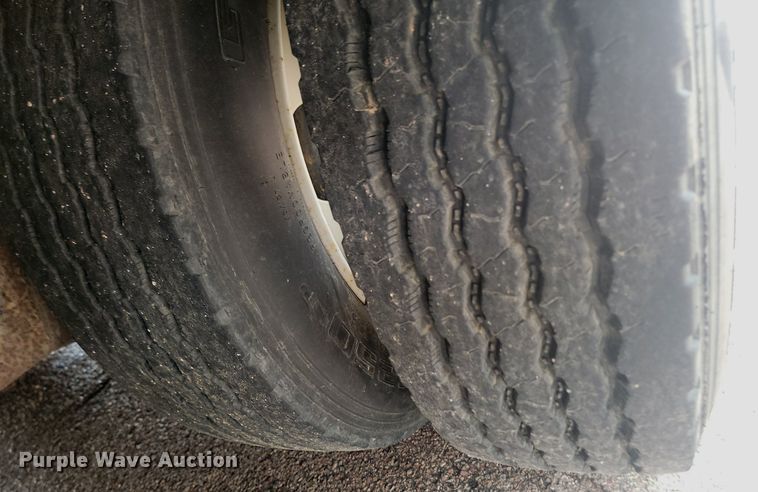 image for item NZ9919 2007 Dakota Manufacturing TE70HT drop deck hydratail equipment trailer