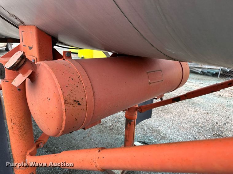 image for item OA9508 1986 Etnyre tank trailer