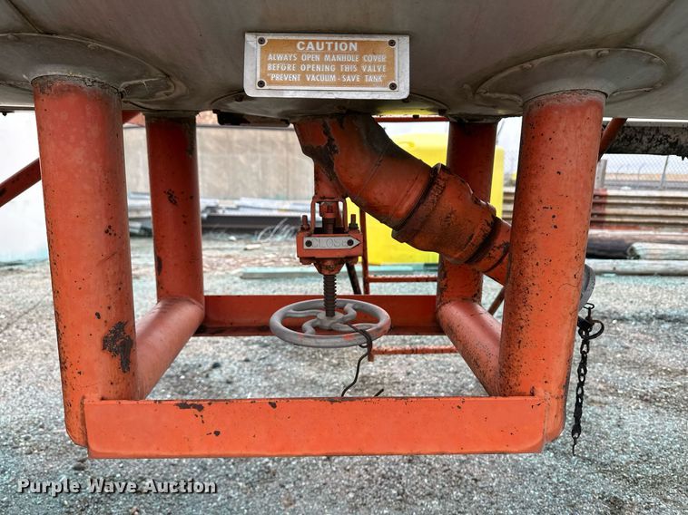 image for item OA9508 1986 Etnyre tank trailer