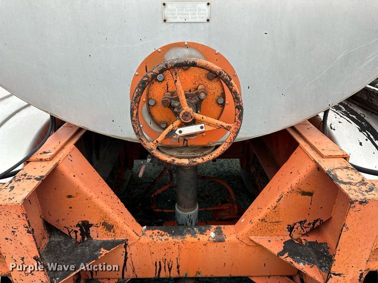 image for item OA9508 1986 Etnyre tank trailer