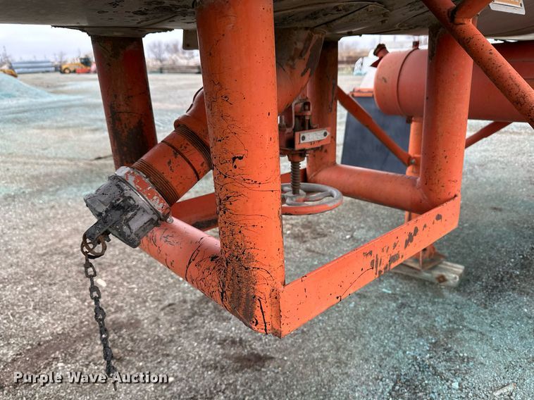 image for item OA9508 1986 Etnyre tank trailer