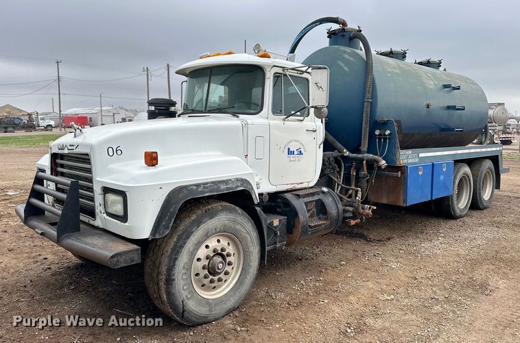 image for item OE9079 2001 Mack RD688S vacuum truck