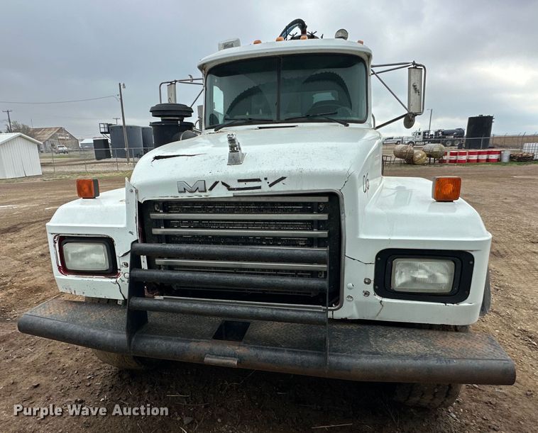 image for item OE9079 2001 Mack RD688S vacuum truck