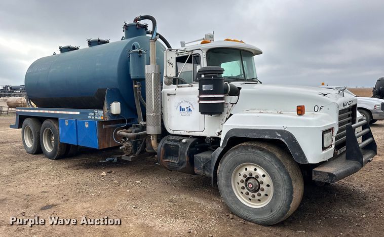 image for item OE9079 2001 Mack RD688S vacuum truck