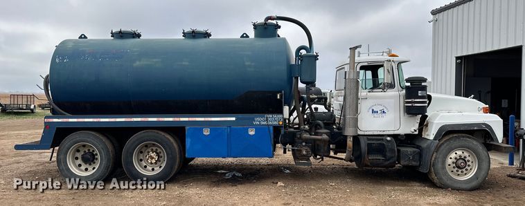 image for item OE9079 2001 Mack RD688S vacuum truck