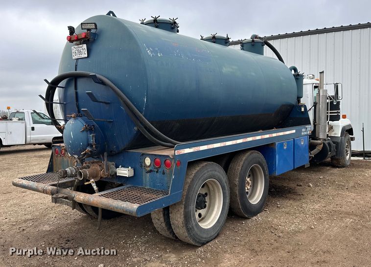 image for item OE9079 2001 Mack RD688S vacuum truck