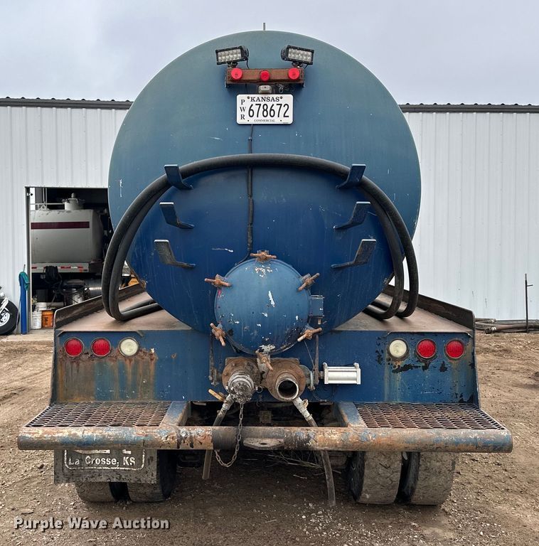 image for item OE9079 2001 Mack RD688S vacuum truck