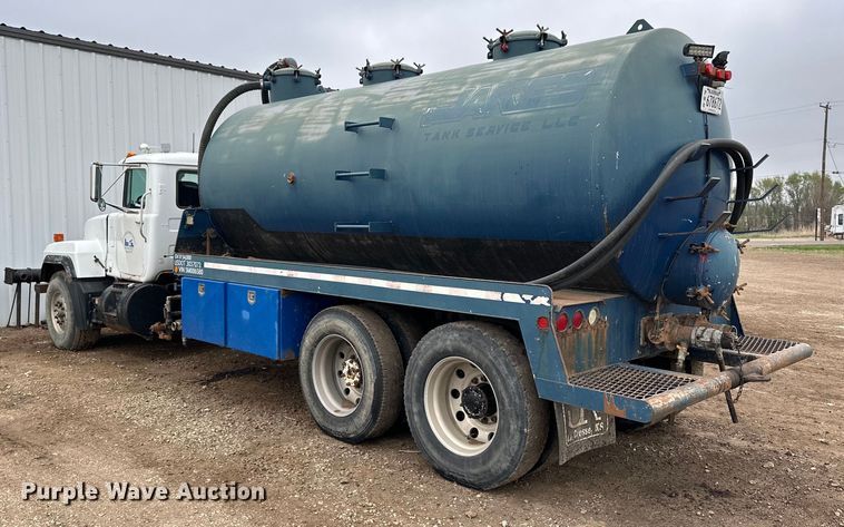 image for item OE9079 2001 Mack RD688S vacuum truck