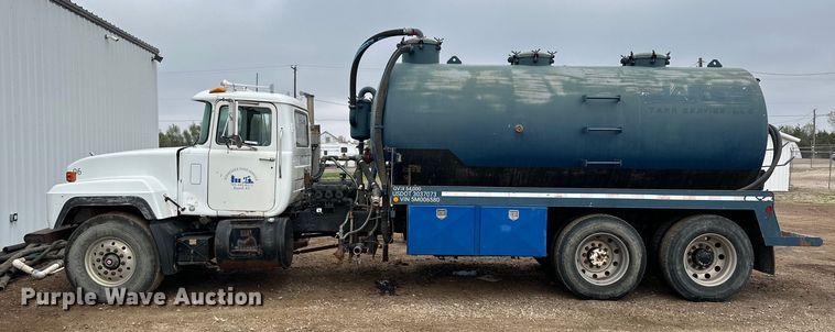 image for item OE9079 2001 Mack RD688S vacuum truck
