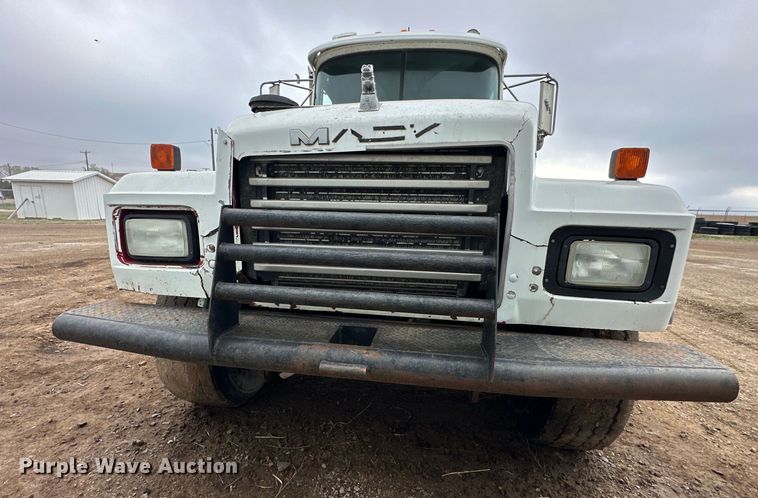 image for item OE9079 2001 Mack RD688S vacuum truck