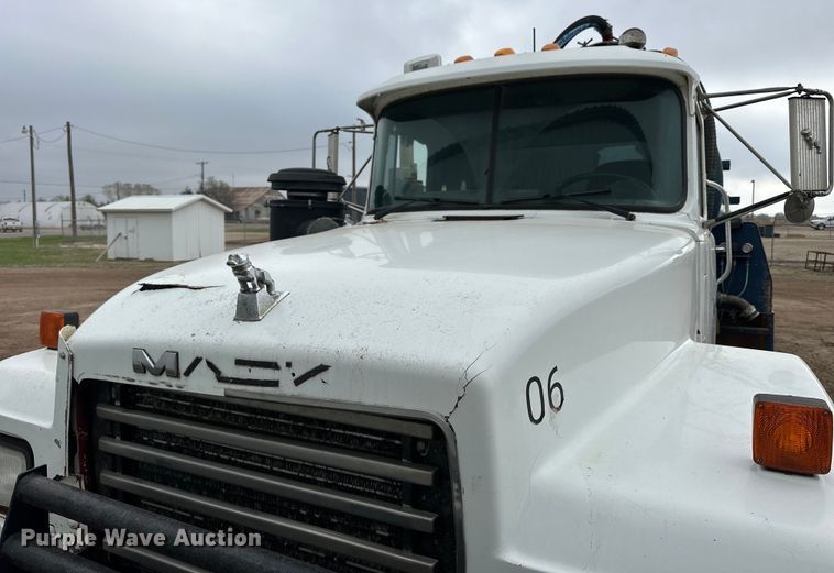 image for item OE9079 2001 Mack RD688S vacuum truck