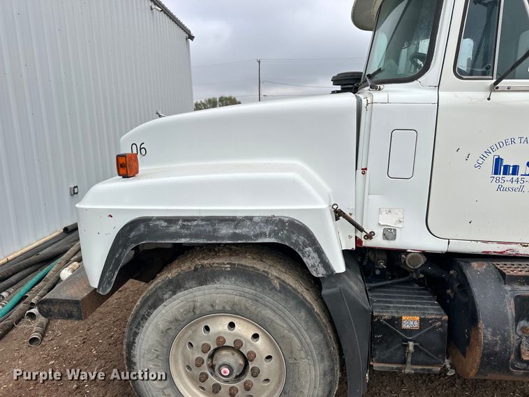 image for item OE9079 2001 Mack RD688S vacuum truck